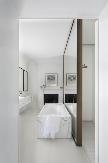 Badezimmer mit weißem Marmor und Gold | Wohnideen einrichten