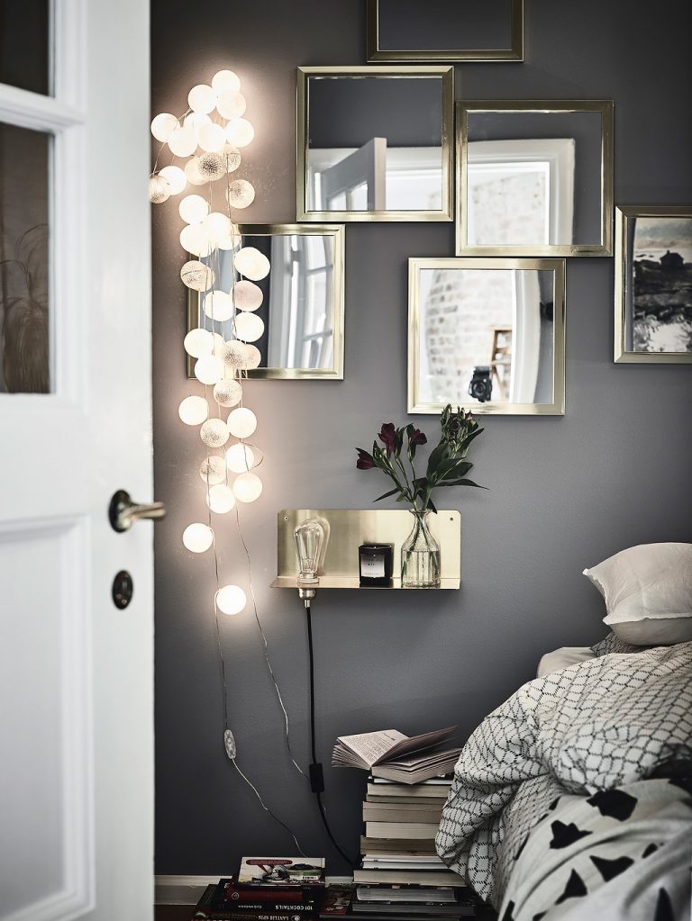 Gemütliches Schlafzimmer mit grauen Wänden und goldenen Details
