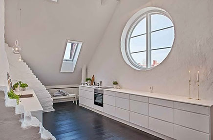 Weiße Küche mit Deckenhöhe von sechs meter | Wohnideen einrichten