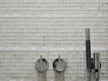 badezimmer-transparentem-glas-mosaik-fliesen (2)