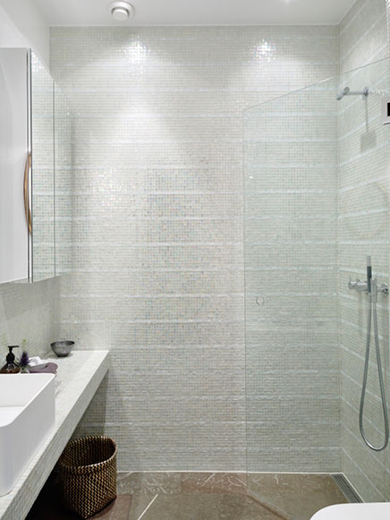 badezimmer-transparentem-glas-mosaik-fliesen