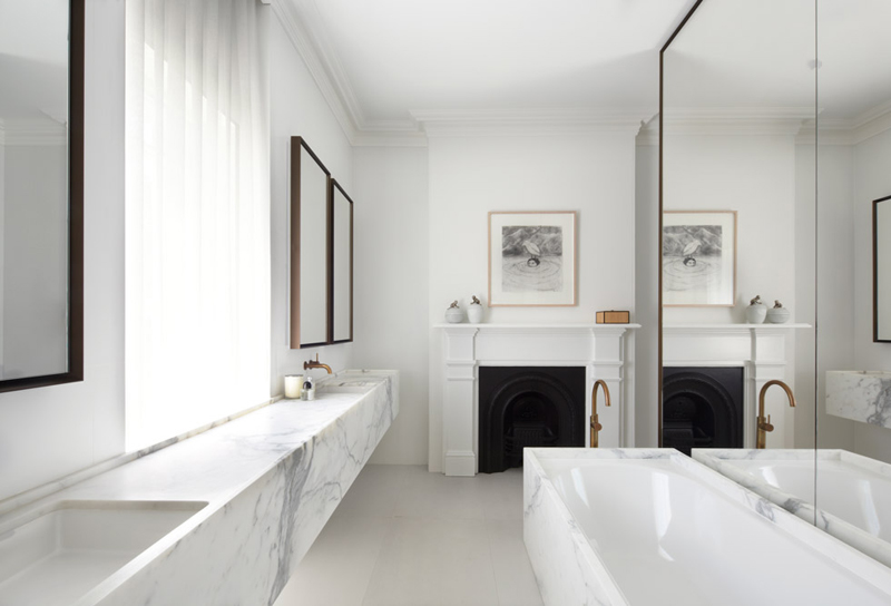 Wohnideen einrichten » Badezimmer mit weißem Marmor und Gold