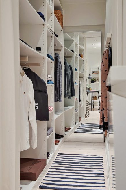 begehbarer-kleiderschrank-einrichten-am-ende-der-halle-2