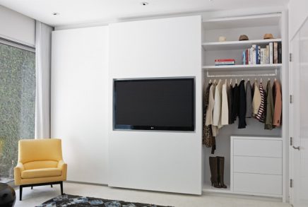 die-schiebetur-dieser-eleganten-schlafzimmerschrank-verarbeitet-den-fernseher-1