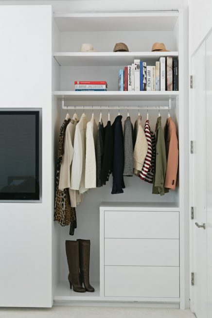 die-schiebetur-dieser-eleganten-schlafzimmerschrank-verarbeitet-den-fernseher-2