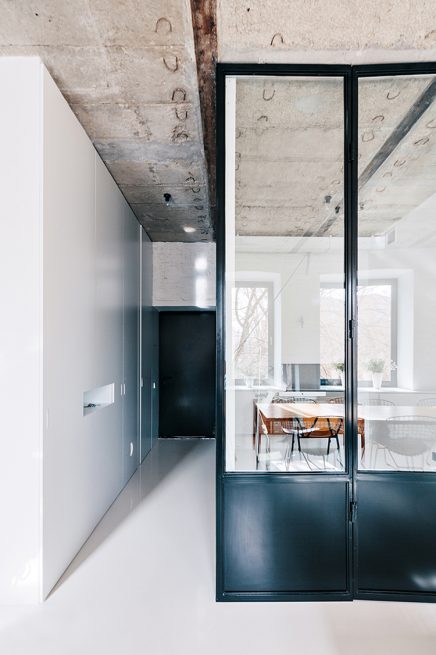 ein-blick-hinter-die-kulissen-einer-harten-industrie-wohnung-in-moskau-5