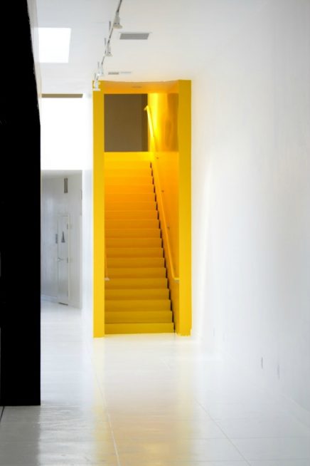 farbe-kontraste-von-licht-und-dunkelheit-im-inneren (10)