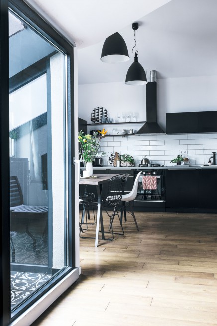 Kleiner Balkon mit gemusterten Fliesen