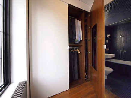 Kompakte begehbaren Kleiderschrank von kleinen Wohnung in New York 