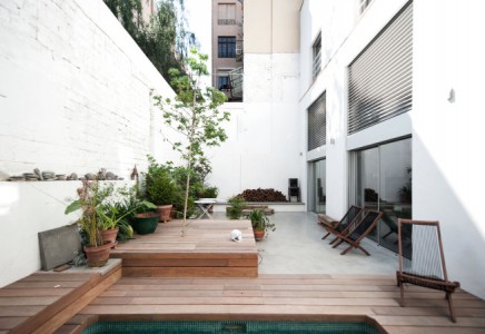 nun-abgelenen-garten-mit-pool-barcelona
