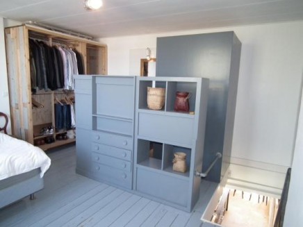 offene-begehbarer-kleiderschrank-altholz