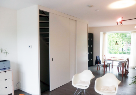 offene-treppe-mit-geschlossener-tur-1