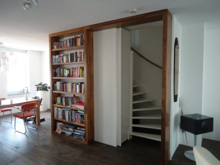 offene-treppe-mit-geschlossener-tur-10