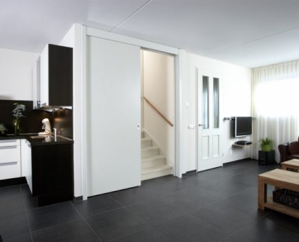offene-treppe-mit-geschlossener-tur-12