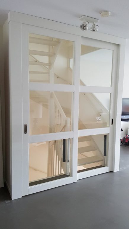 offene-treppe-mit-geschlossener-tur-2