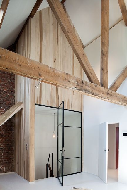 offene-treppe-mit-geschlossener-tur-6