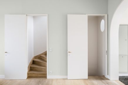 offene-treppe-mit-geschlossener-tur-7