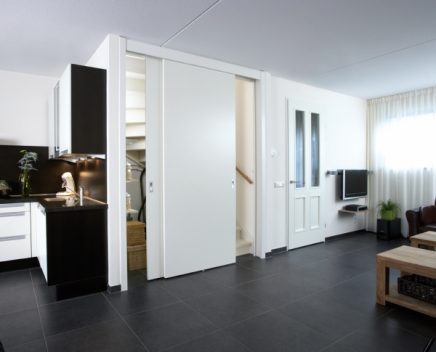 offene-treppe-mit-geschlossener-tur-8