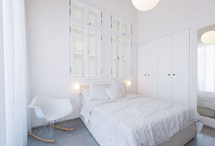 Schöne schlafzimmer mit schönen Fenstern 