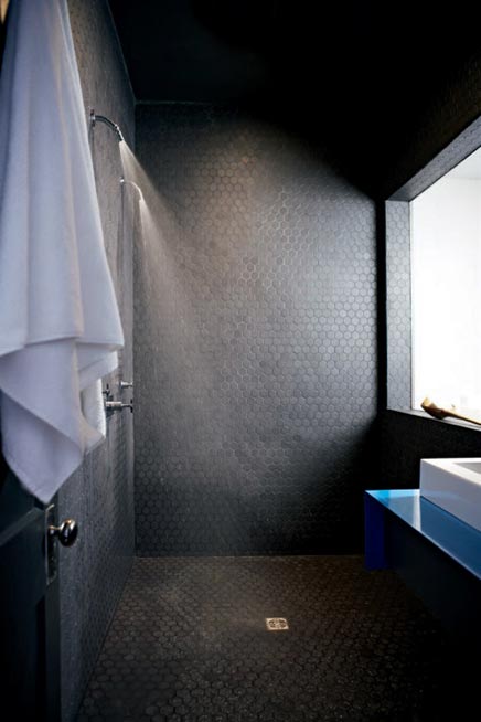Schwarz Badezimmer mit zwei Duschköpfen