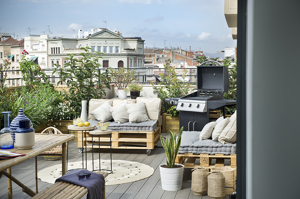 Wohnideen einrichten » Sonnige Dachterrasse mit robusten Möbeln und ...