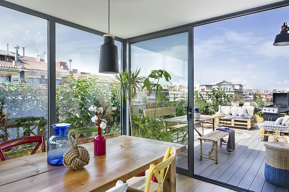 Wohnideen einrichten » Sonnige Dachterrasse mit robusten Möbeln und ...